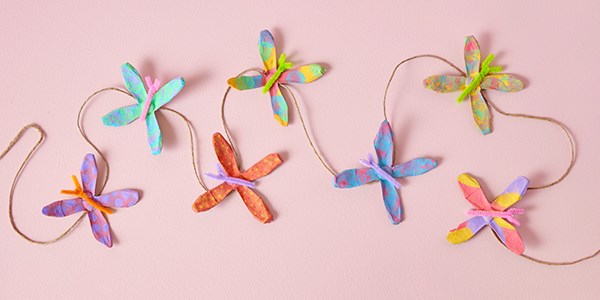 Vårpyssel för skola och förskola - Fjärilsgirlang med äggkartong och färg