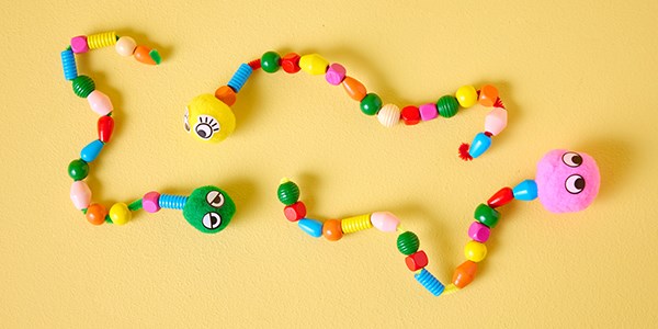 Vårpyssel för skola och förskola - Larver av piprensare, pom poms och pärlor