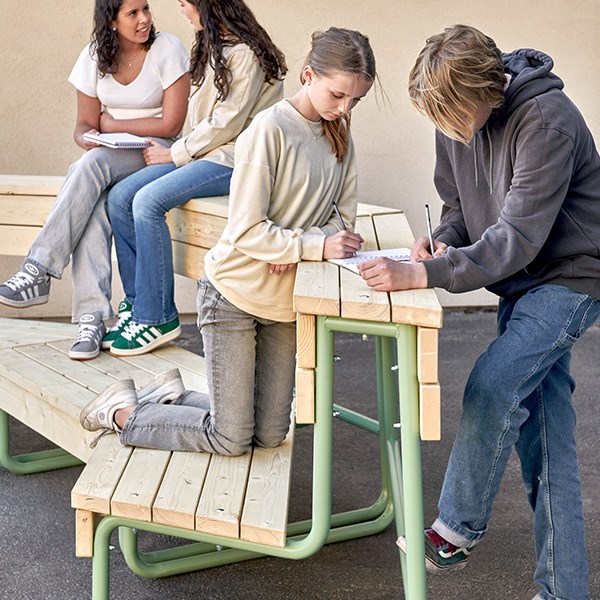 Funktionell och ergonomisk sittbänk för utomhusmiljön