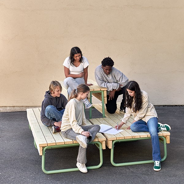 Rörvik Lounge är bänkmoduler som främjar social interaktion på skolgården