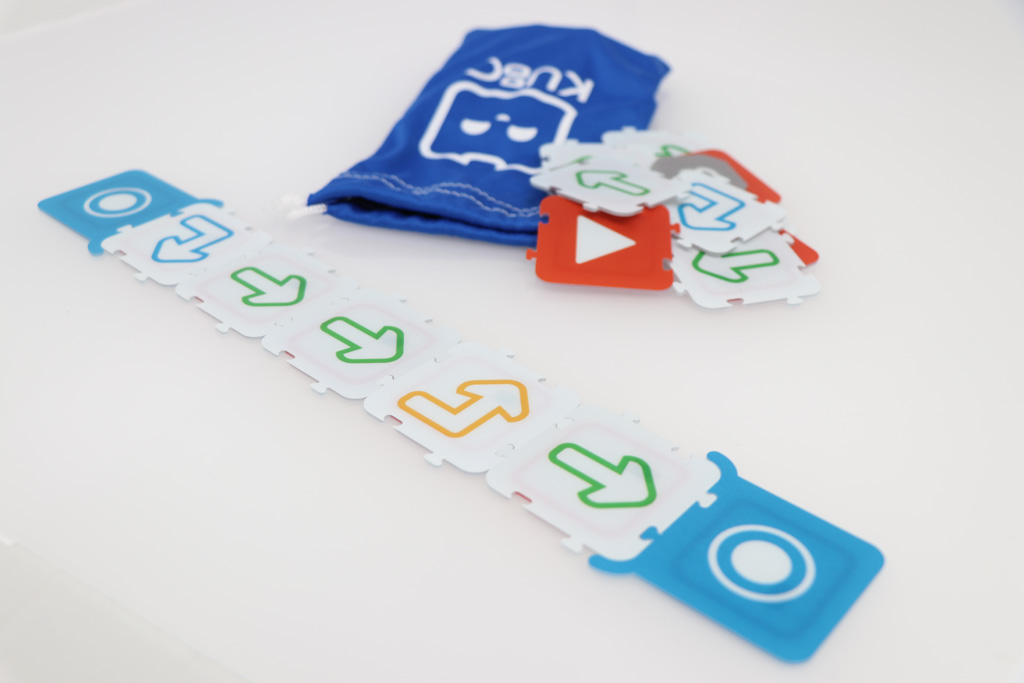 Kubo programmering med pusselbitar som innehåller koder